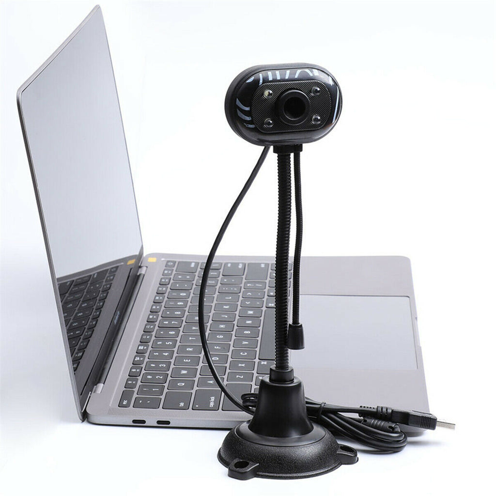 Webcam HD nera con base tonda e cavi, davanti a laptop aperto.