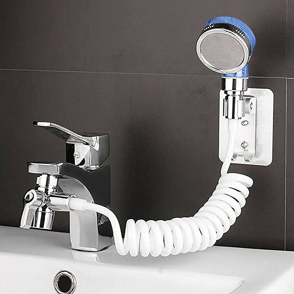 Doccetta portatile con soffione blu e tubo flessibile bianco collegato al rubinetto