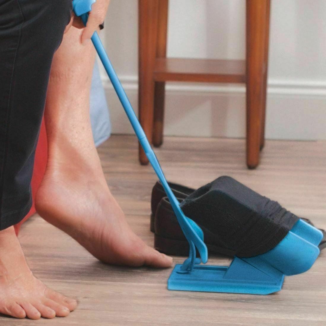Calzascarpe per calze in plastica azzurra con base e leva per infilare il calzino