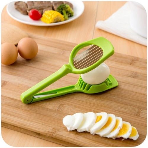 Affetta mozzarella verde con lama a griglia, affetta fette di cipolla/tuorlo su tagliere