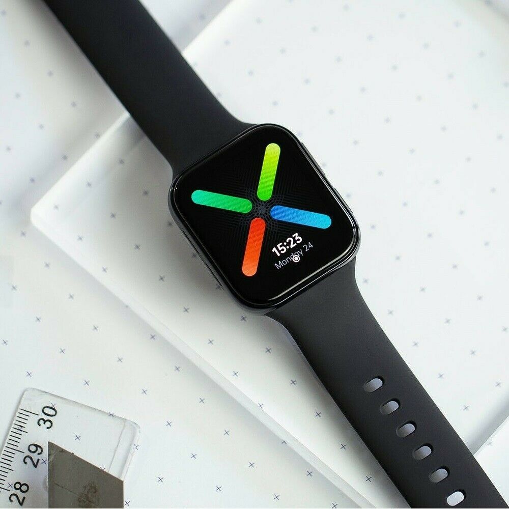 Smartwatch con cinturino nero, display quadrato con barre colorate e indicazione oraria