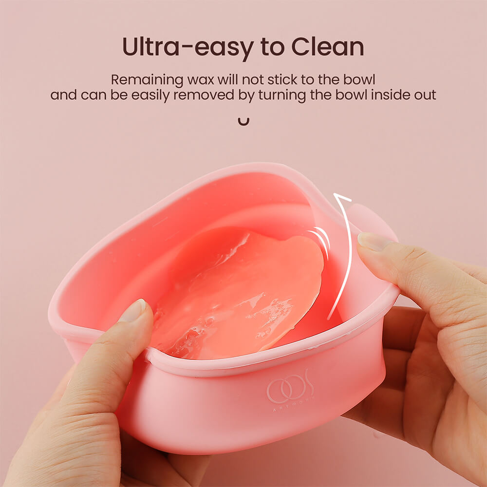 Ciotola in silicone rosa con cera liquida e mani durante la pulizia.