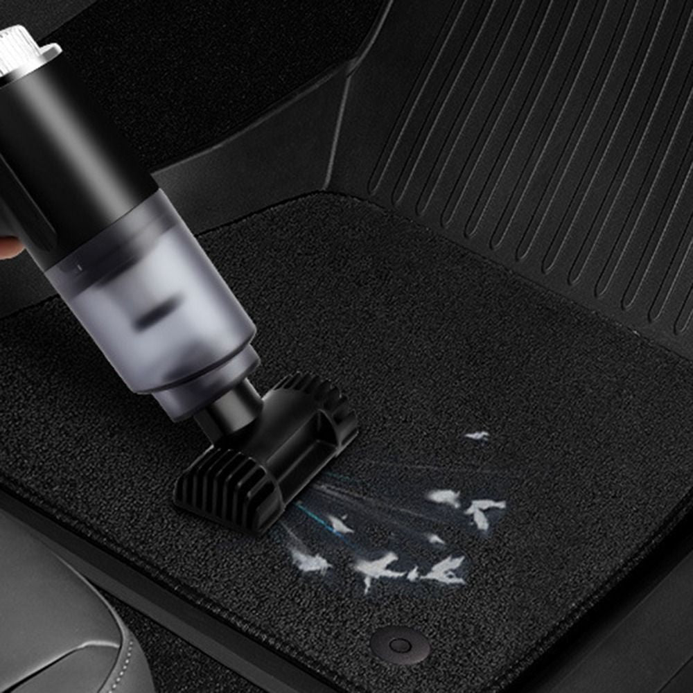 Aspiratore per auto nero che aspira briciole da tappetino e fessure
