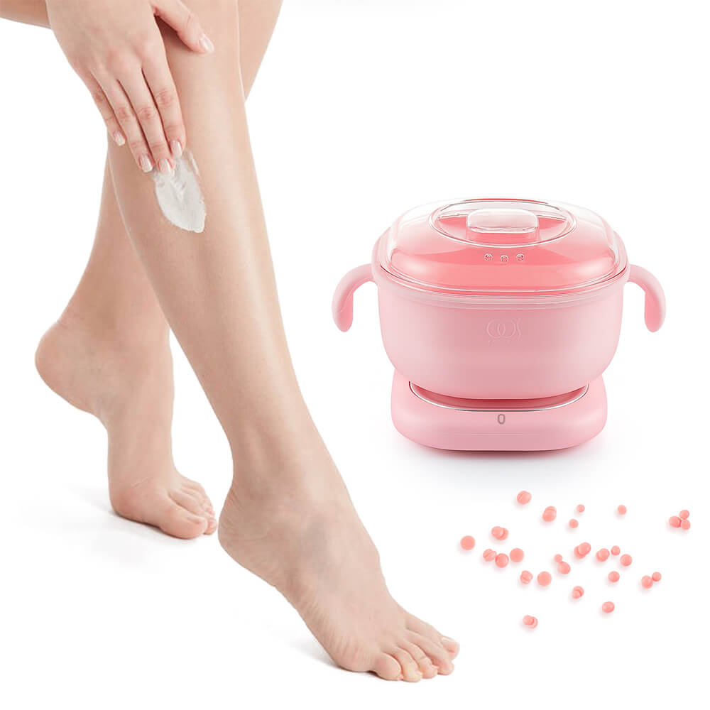 Scaldacera in silicone rosa con ciotola e cera depilatoria applicata su gambe