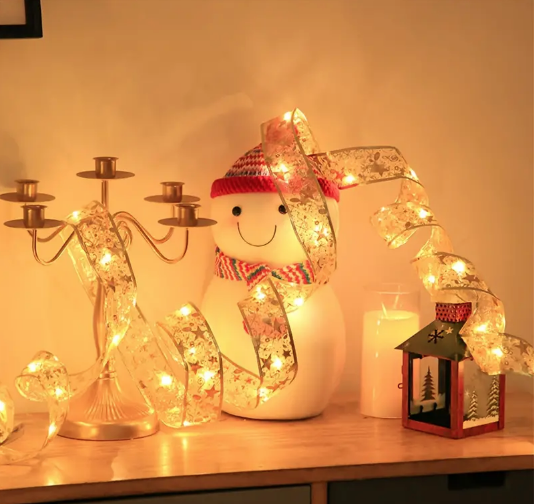 Nastro LED natalizio dorato avvolto e acceso, con motivi festivi