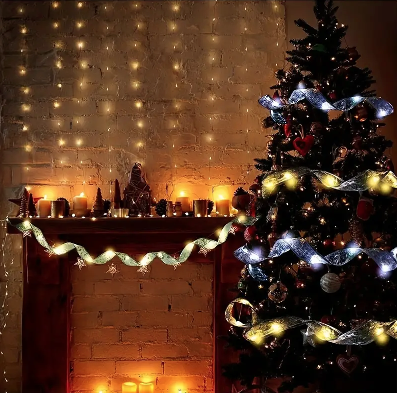 Nastro natalizio argentato con luci LED calde, decorato lungo il camino