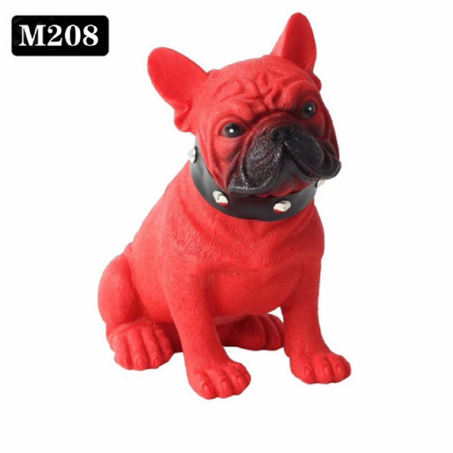 Altoparlante Bluetooth a forma di bulldog rosso con collare e borchie.