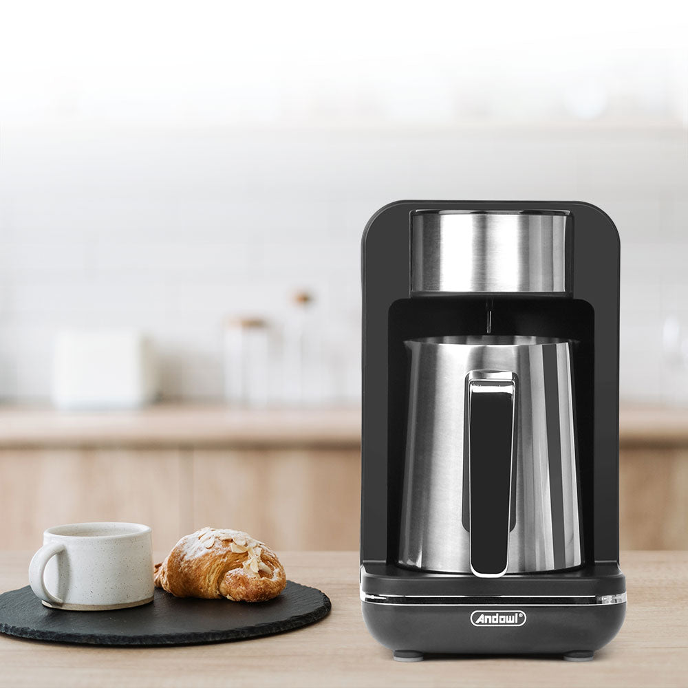 Caffettiera turca elettrica in acciaio inox con manico nero e base nera