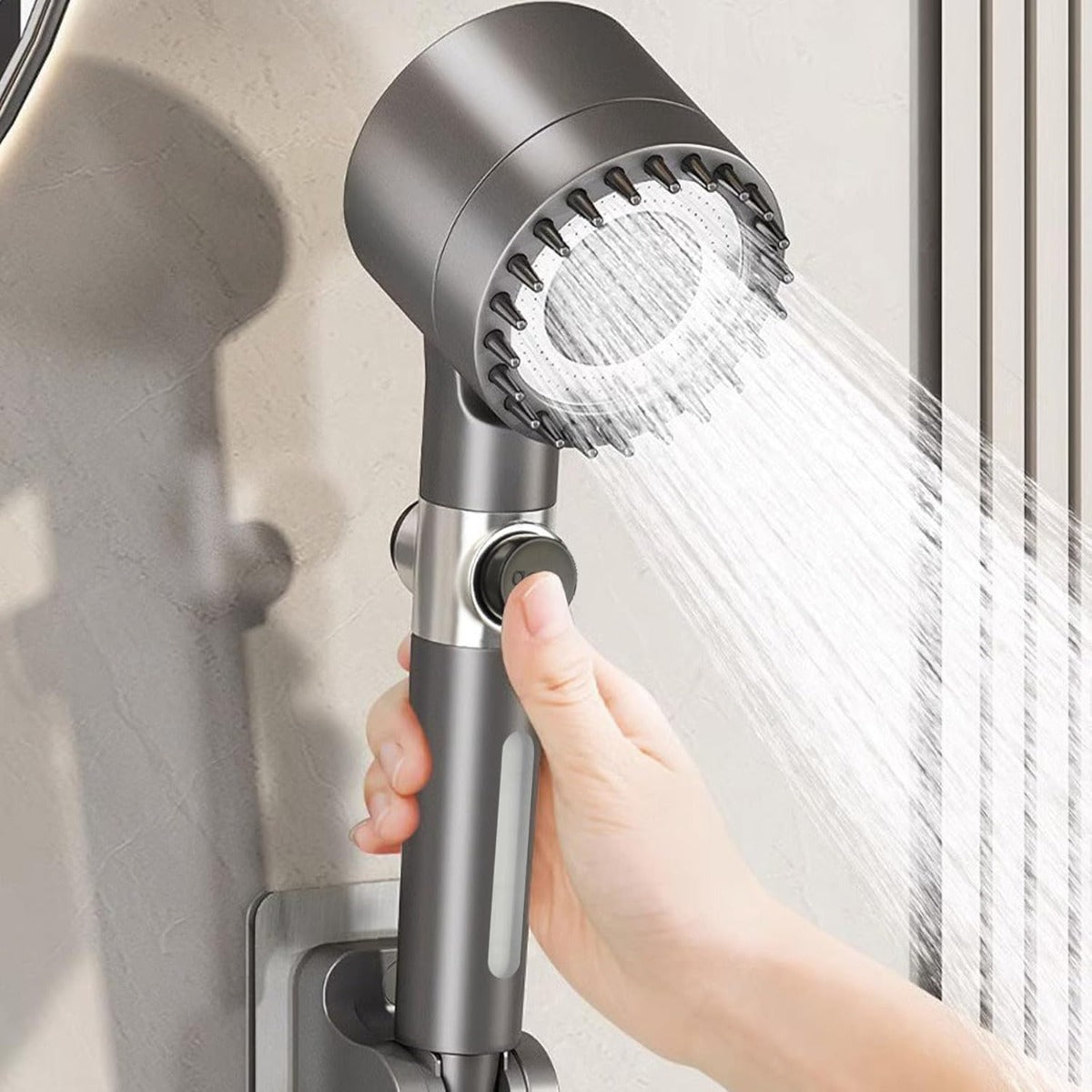 Soffione doccia grigio con pulsante stop e getto d’acqua a spruzzo