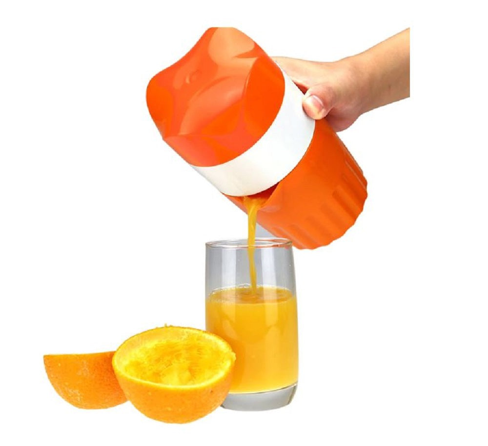 Spremiagrumi manuale arancione con filtro bianco e bicchiere con succo