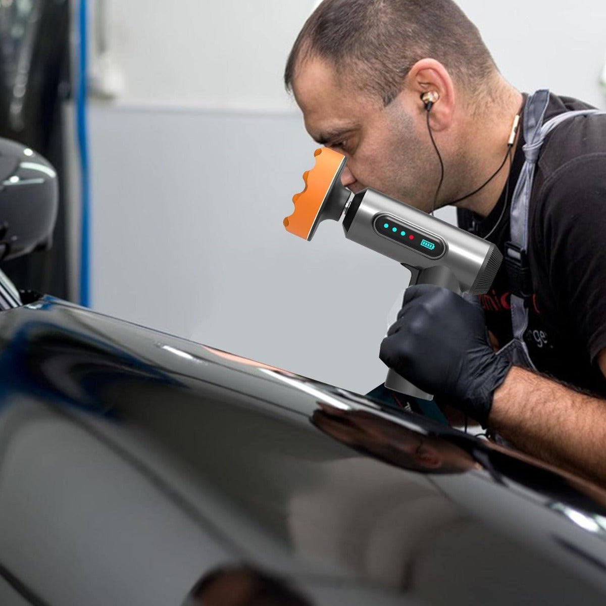 Lucidatrice cordless per auto con testina arancione in uso su carrozzeria