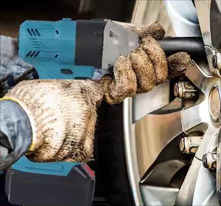 Troncatrice elettrica mini con impugnatura e catena, applicata a un tronco