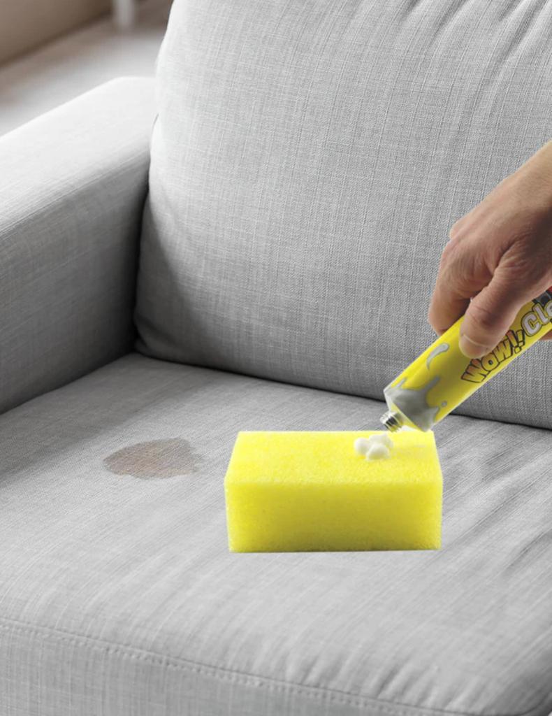 Smacchiatore Wow! Clean 101 applicato su divano con spugna