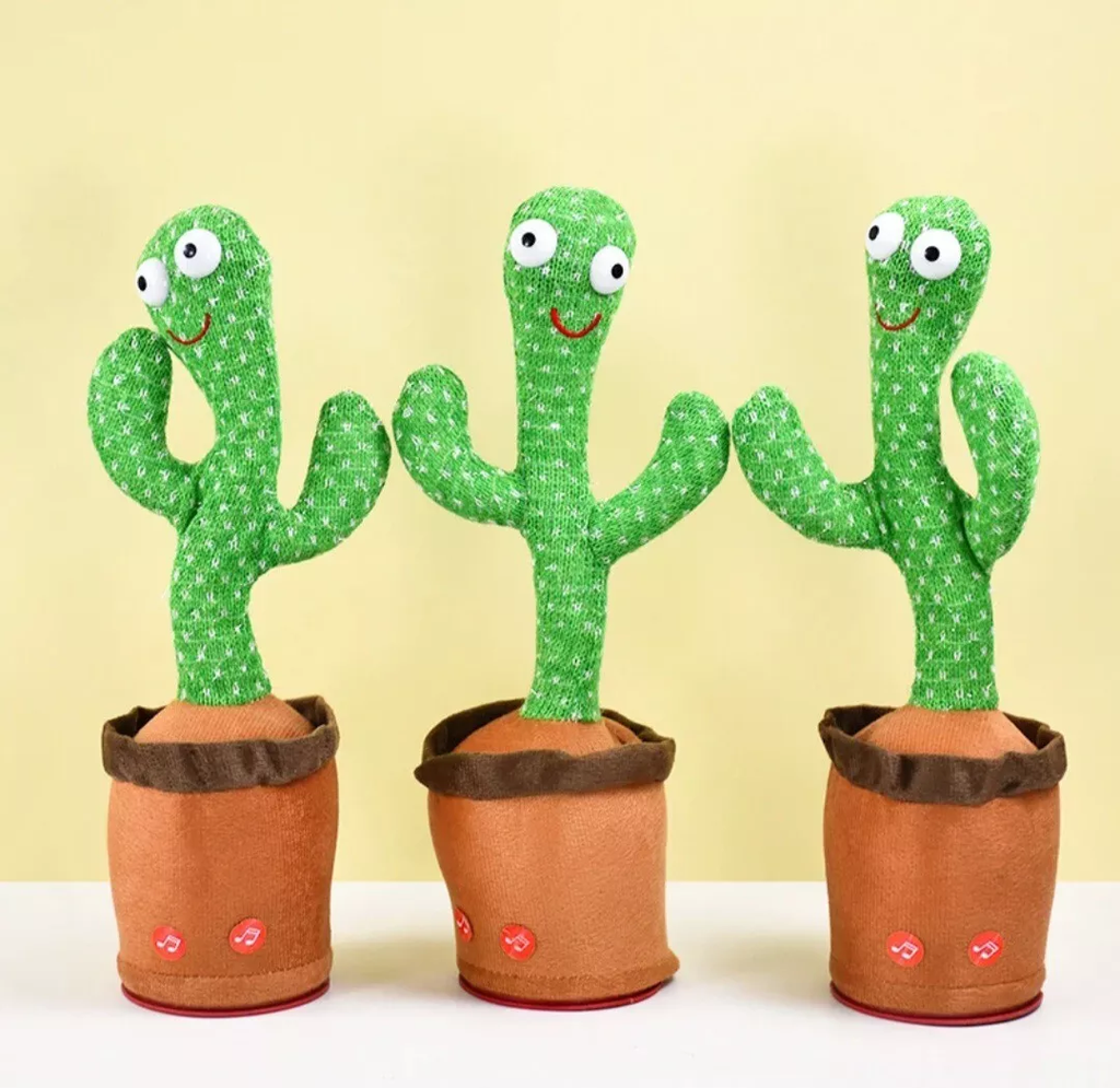 Tre giocattoli cactus verdi con occhi grandi e vasi marroni