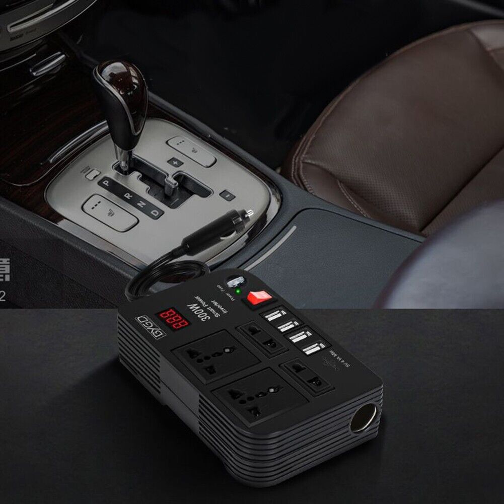 Convertitore auto nero con display rosso, 4 porte USB e prese, vicino al sedile