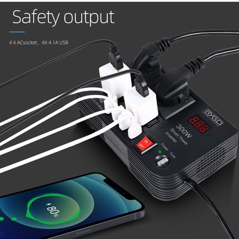 Convertitore auto nero con 4 porte USB e prese, cavi di alimentazione collegati